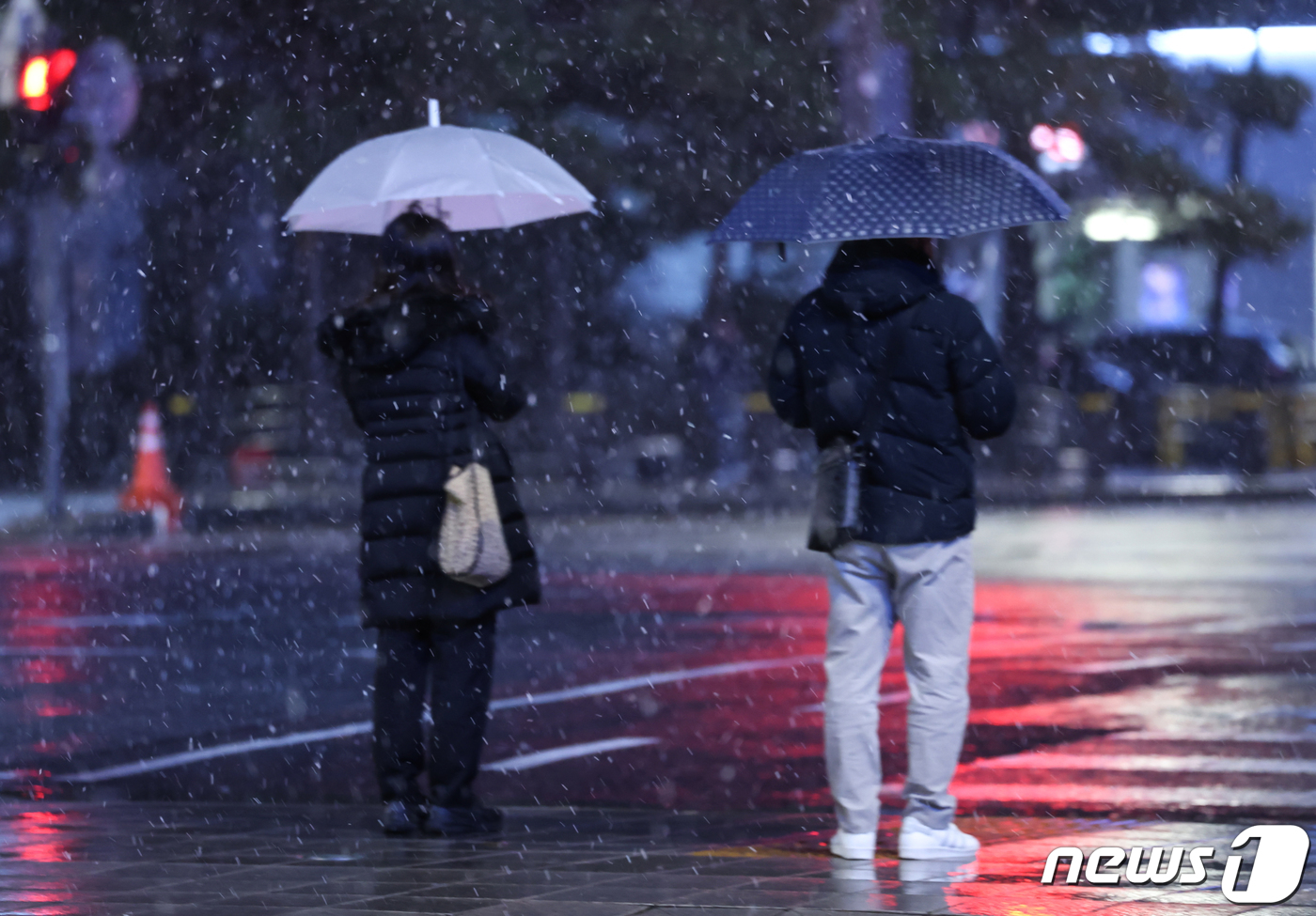 (서울=뉴스1) 김민지 기자 = 서울을 비롯한 수도권에 대설주의보가 내려진 21일 서울 종로구 일대에 눈이 내리고 있다.서울시는 제설대책을 2단계로 올리고 오는 22일 출근 시간대 …