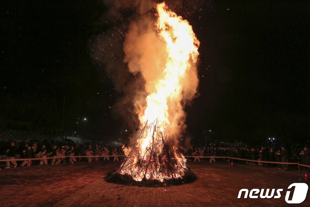 본문 이미지 - 제21회 국토정중앙 달맞이축제 사진자료.(양구군 제공)/뉴스1