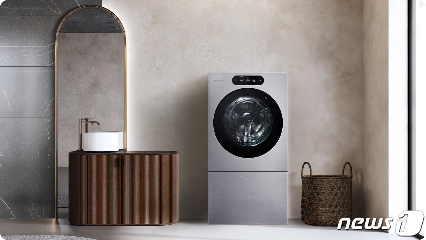 본문 이미지 - LG전자는 세탁부터 건조까지 한 번에 끝내는 LG 시그니처(LG SIGNATURE) 세탁건조기를 22일부터 판매한다고 밝혔다. 세탁 및 건조 용량은 각각 25kg, 13kg이며 제품 하단에는 4kg 용량의 미니워시도 탑재돼 있다. (LG전자 제공) 2024.2.22/뉴스1