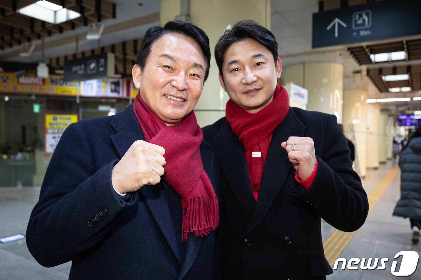본문 이미지 - 제22대 국회의원 선거 인천 계양(을) 지역에 출마한 원희룡 전 국토교통부 장관(왼쪽)과 전 축구 국가대표 이천수가 22일 인천 계산역 내에서 출근길 시민들에게 인사 중 포즈를 취하고 있다. 이천수는 이재명 더불어민주당 대표 지역구인 인천 계양을에 출마한 원희룡 국민의힘 후보의 후원회장을 맡아 총선까지 선거운동을 함께 한다. 2024.2.22/뉴스1 ⓒ News1 유승관 기자