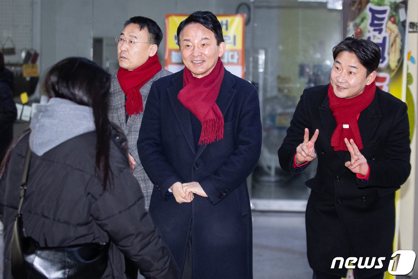 본문 이미지 - 제22대 국회의원 선거 인천 계양(을) 지역에 출마한 원희룡 전 국토교통부 장관과 전 축구 국가대표 이천수가 22일 인천 계산역 내에서 출근길 시민들에게 인사하고 있다. 2024.2.22/뉴스1 ⓒ News1 유승관 기자