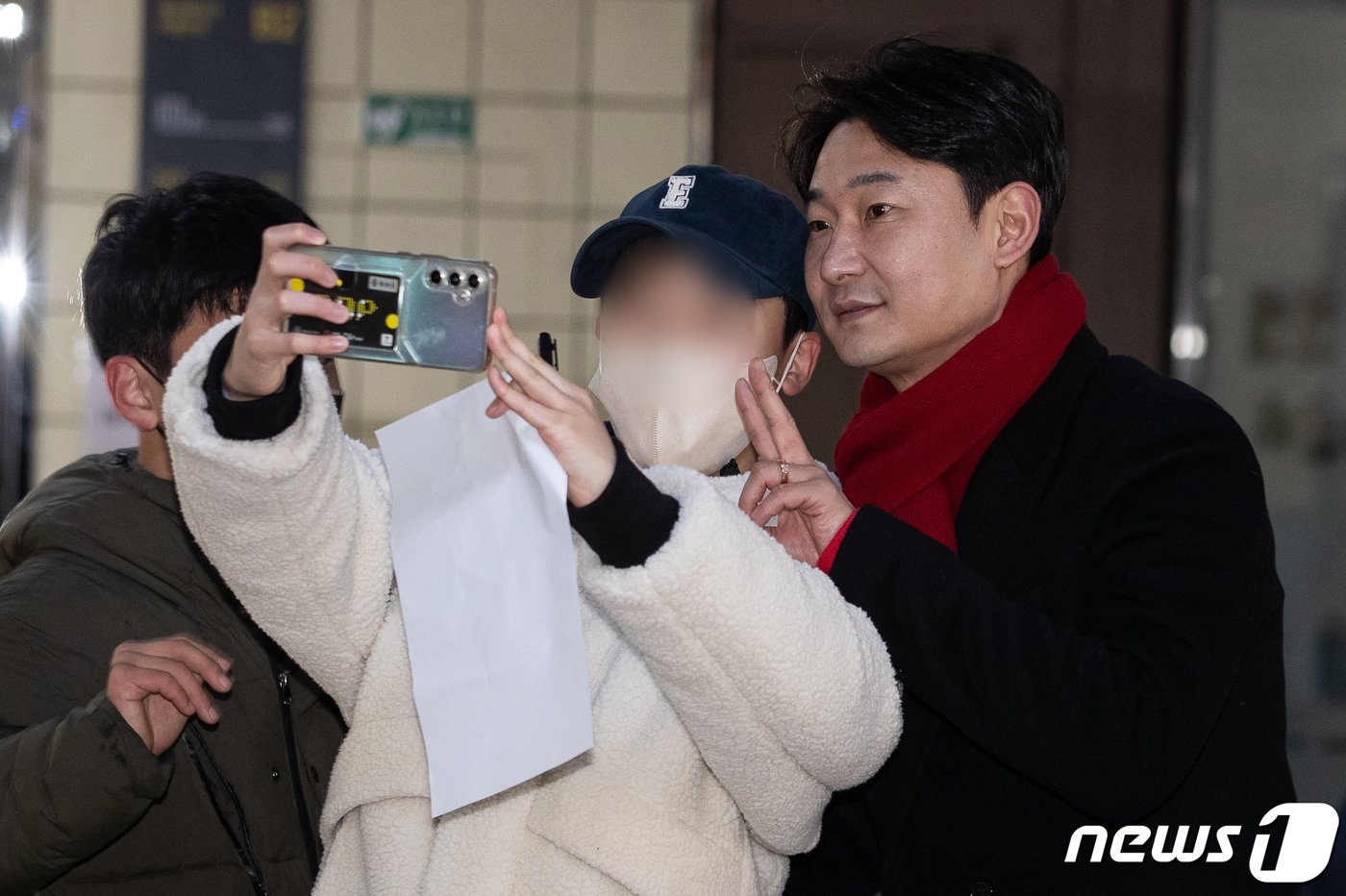 본문 이미지 - 전 축구 국가대표 이천수가 22일 인천 계산역 내에서 한 시민과 기념 촬영을 하고 있다. 2024.2.22/뉴스1 ⓒ News1 유승관 기자