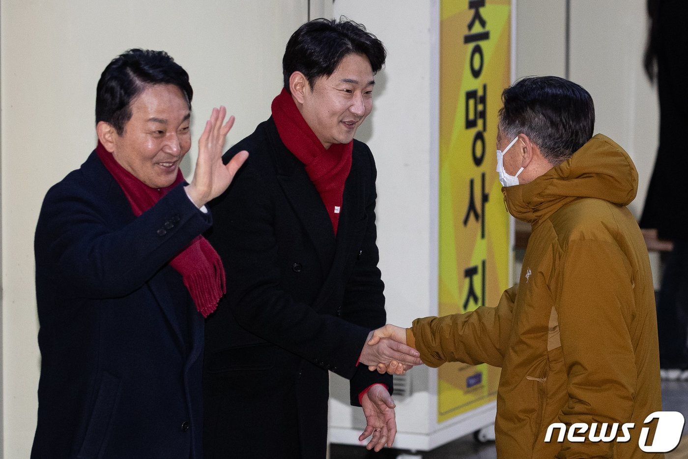 본문 이미지 - 제22대 국회의원 선거 인천 계양(을) 지역에 출마한 원희룡 전 국토교통부 장관과 전 축구 국가대표 이천수가 22일 인천 계산역 내에서 출근길 시민들에게 인사하고 있다. 2024.2.22/뉴스1 ⓒ News1 유승관 기자
