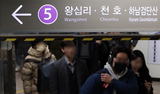지하철서 삽으로 휴대폰 폭발 60대 징역 2년…정신질환에 치료감호