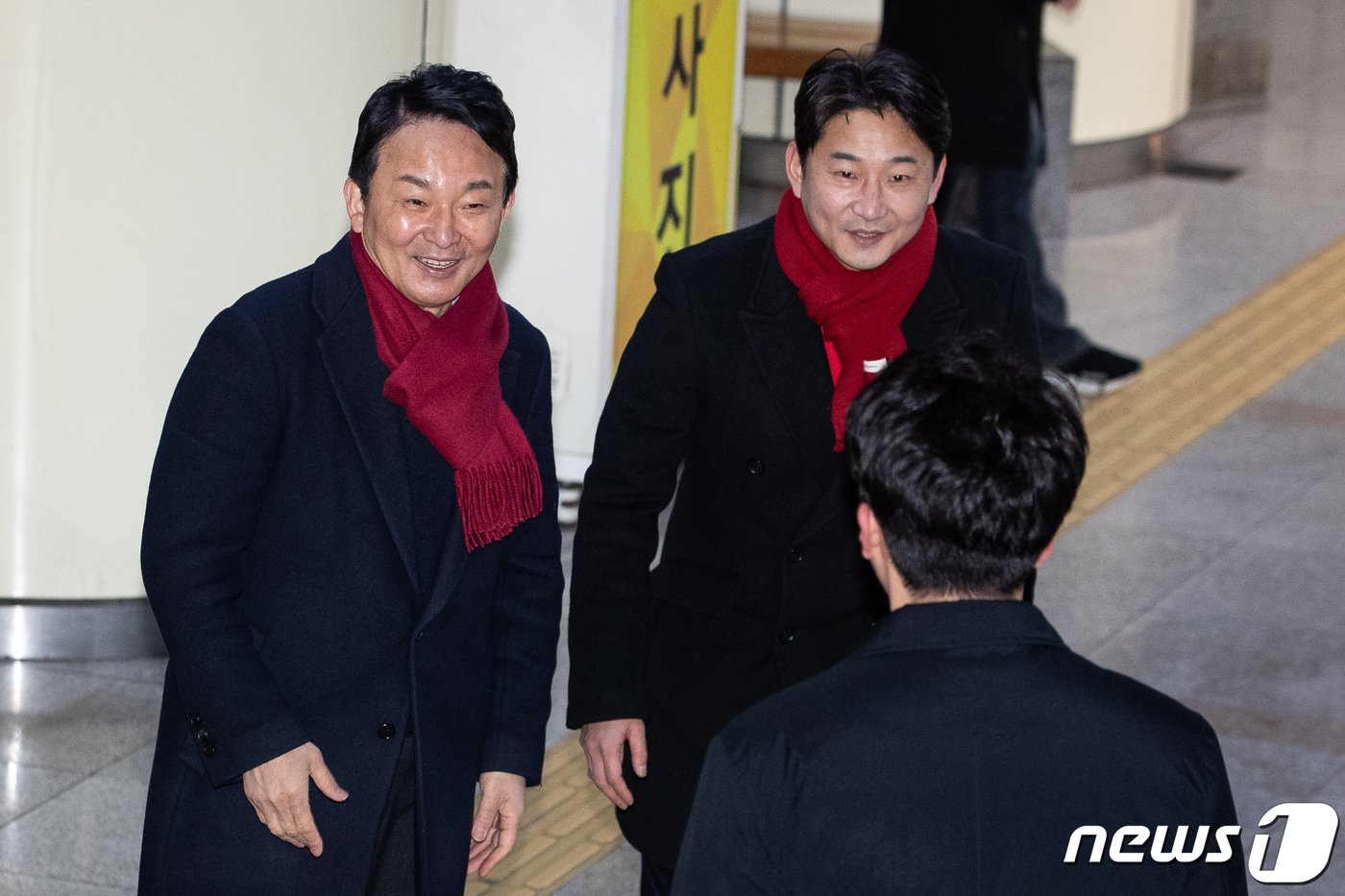 본문 이미지 - 제22대 국회의원 선거 인천 계양(을) 지역에 출마한 원희룡 전 국토교통부 장관과 전 축구 국가대표 이천수가 22일 인천 계산역 내에서 출근길 시민들에게 인사하고 있다. 2024.2.22/뉴스1 ⓒ News1 유승관 기자