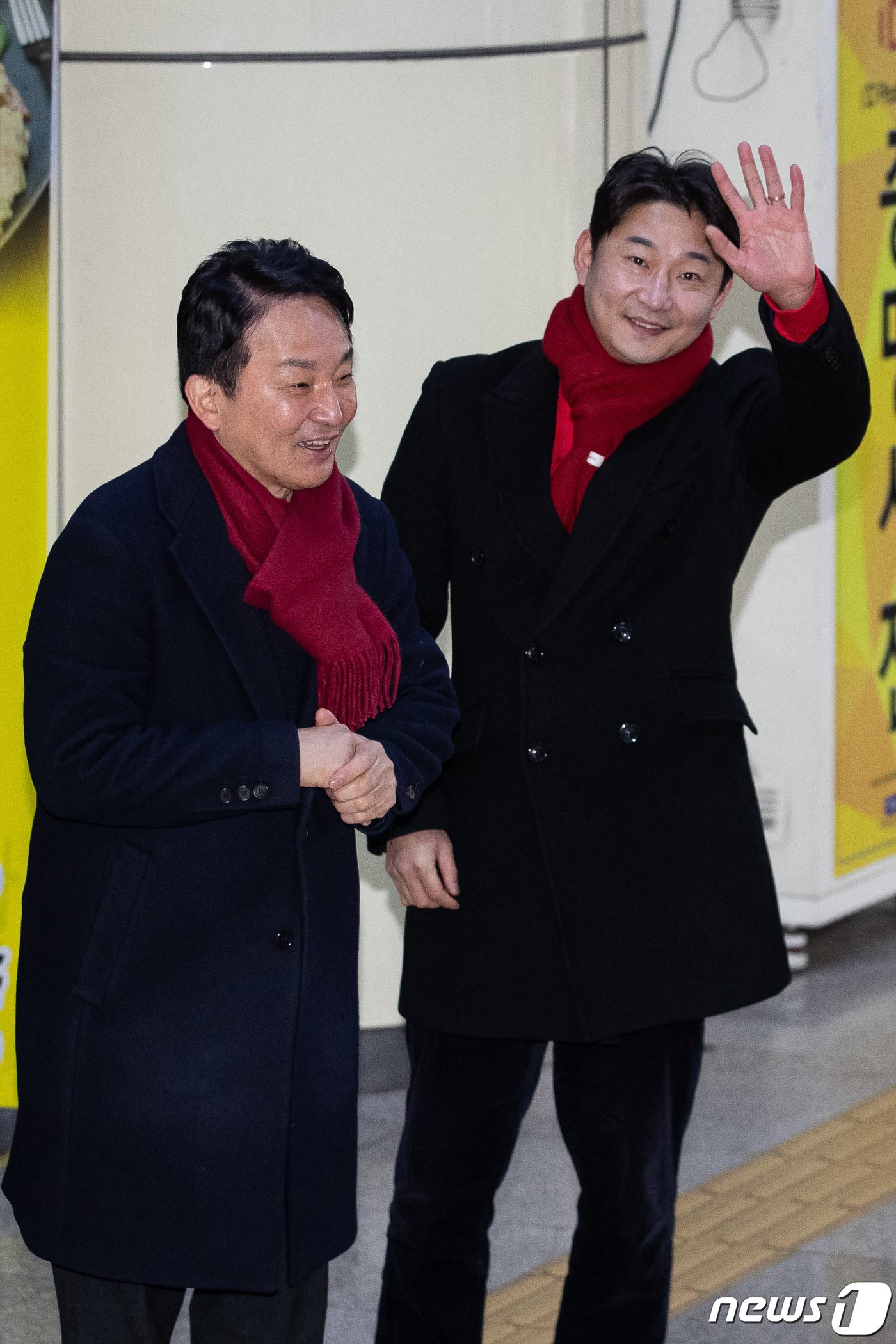 본문 이미지 - 제22대 국회의원 선거 인천 계양(을) 지역에 출마한 원희룡 전 국토교통부 장관과 전 축구 국가대표 이천수가 22일 인천 계산역 내에서 출근길 시민들에게 인사하고 있다. 2024.2.22/뉴스1 ⓒ News1 유승관 기자