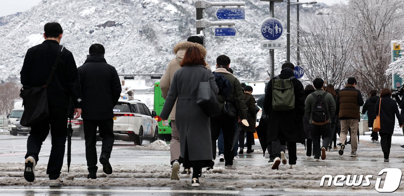 본문 이미지 - 22일 서울 종로구 청계천 인근에서 시민들이 눈 쌓인 도로를 조심스레 걸으며 일터로 향하고 있다. 2024.2.22/뉴스1 ⓒ News1 박지혜 기자