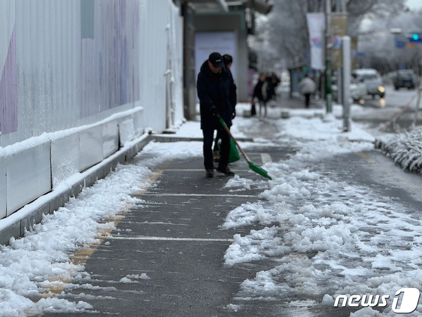 22일 오전 8시 인천시 남동구 예술회관역 인근에서 밤사이 내린 눈을 치우고 있다.2024.2.22/뉴스1 ⓒ News1 박소영 기자