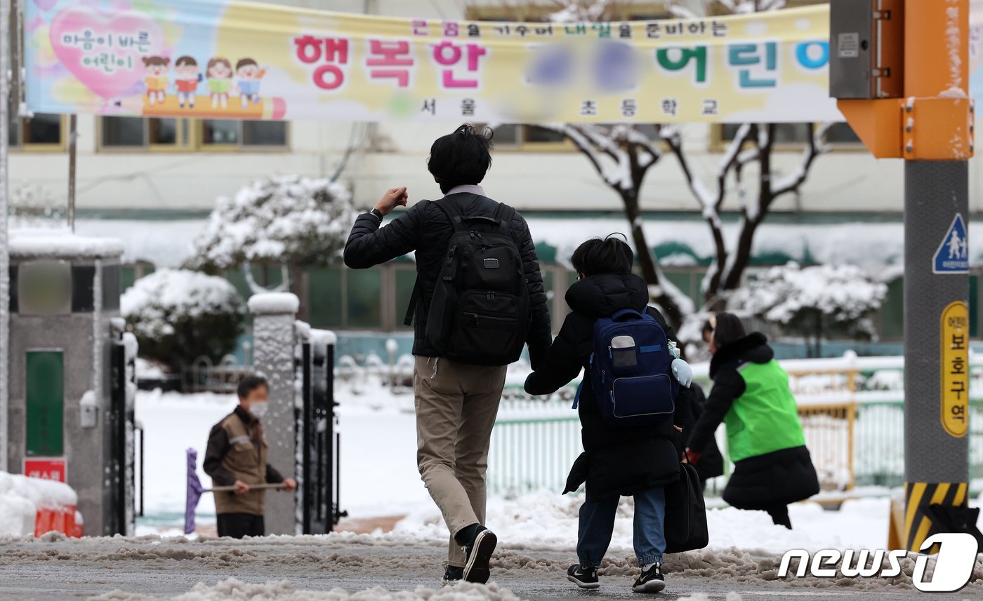 서울의 한 초등학교로 학생들이 등교하는 모습. /뉴스1 ⓒ News1 김진환 기자