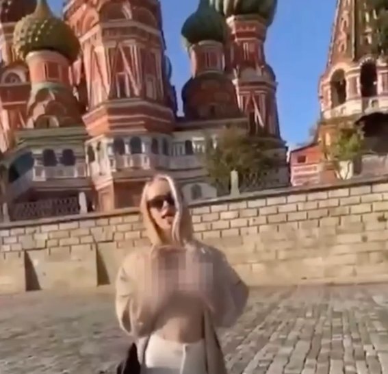 크렘린궁이 보이는 러시아 모스크바 붉은 광장에서 가슴을 드러낸 영상을 촬영한 우크라이나 국적 여성이 국제 수배령을 받았다. 뉴욕포스트 갈무리