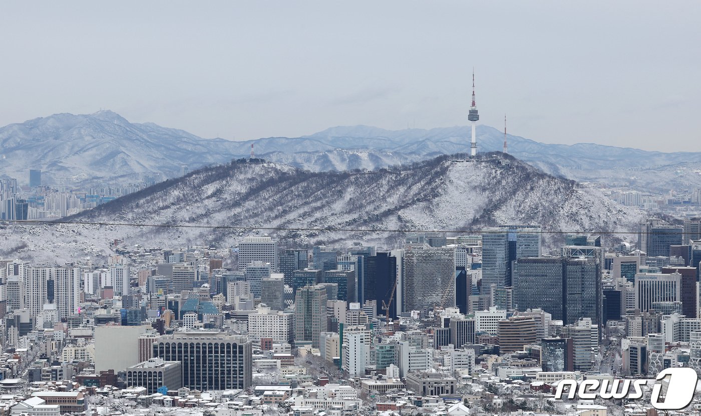 본문 이미지 - 전날 밤 내린 폭설로 인해 22일 서울 남산일대가 눈으로 덮여 있다. 2024.2.22/뉴스1 ⓒ News1 김성진 기자