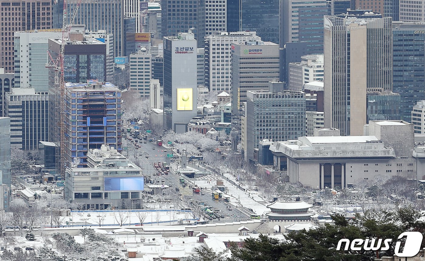 전날 밤 내린 폭설로 인해 22일 서울 광화문 일대 도심이 눈으로 덮여 있다. 2024.2.22/뉴스1 ⓒ News1 김성진 기자