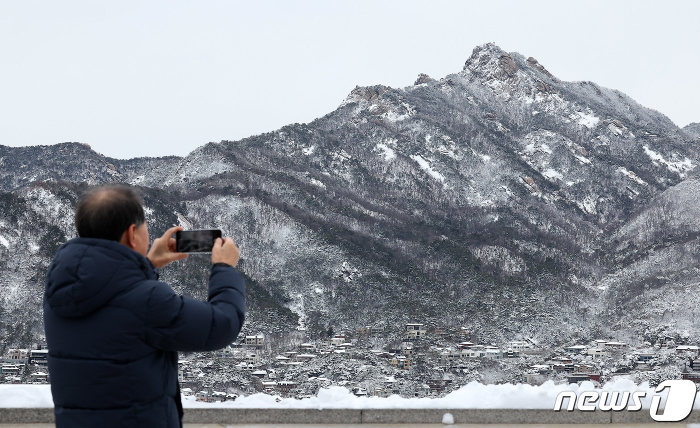본문 이미지 - 전날 밤 내린 폭설로 인해 22일 서울 시내가 눈으로 덮여 있다. 2024.2.22/뉴스1 ⓒ News1 김성진 기자