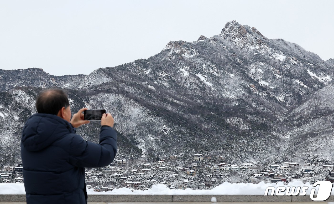 전날 밤 내린 폭설로 인해 22일 서울 시내가 눈으로 덮여 있다. 2024.2.22/뉴스1 ⓒ News1 김성진 기자