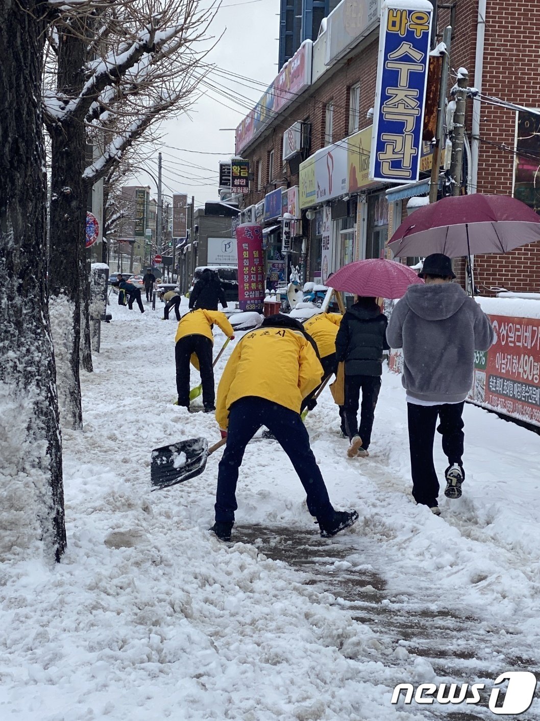 강원 산지와 동해안을 중심으로 대설특보가 발효된 22일 속초시 일대에서 속초시 관계자들이 제설작업을 하고 있다.&#40;속초시 제공&#41; 2024.2.21/뉴스1 ⓒ News1 윤왕근 기자