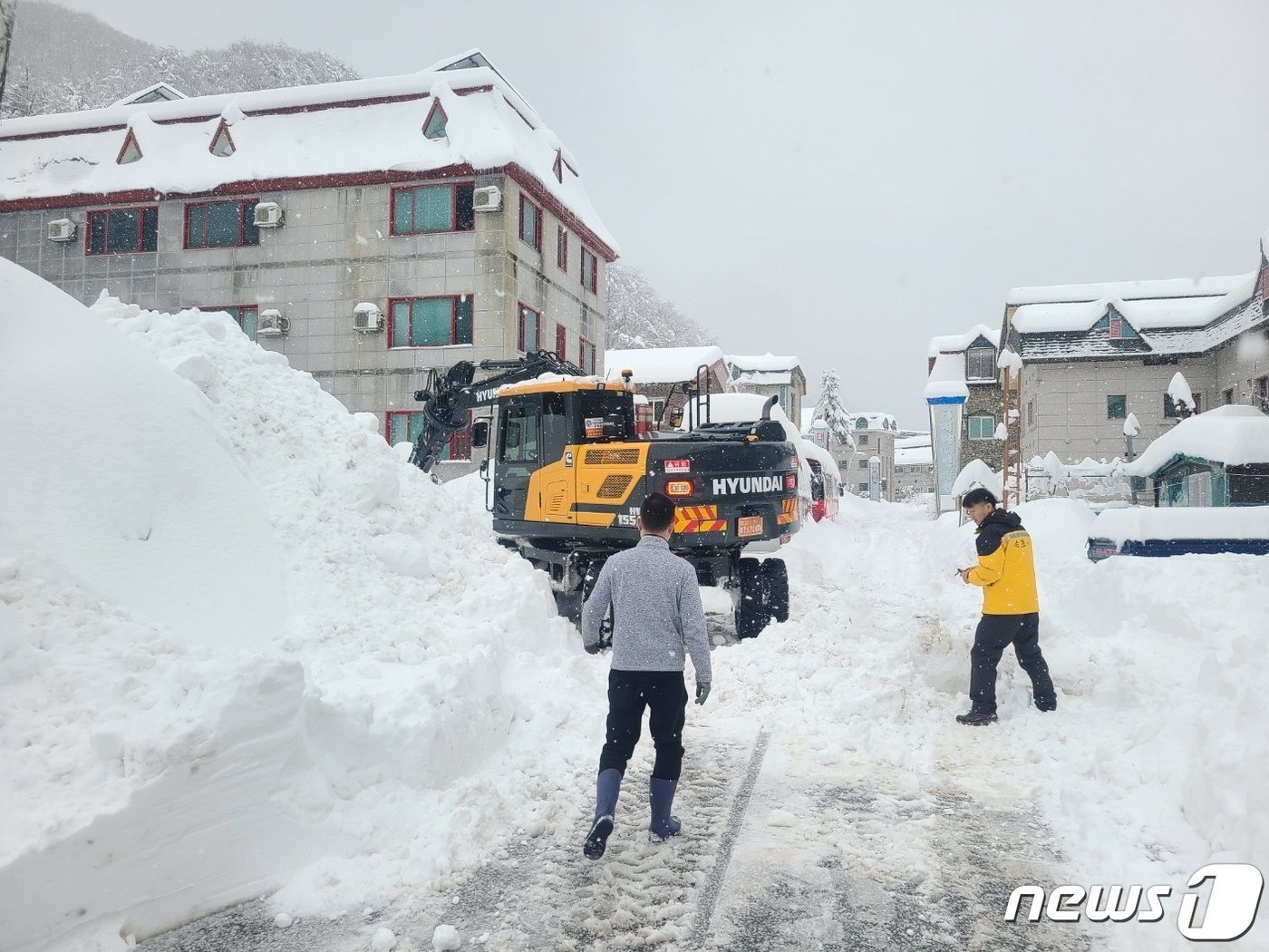 강원 산지와 동해안을 중심으로 대설특보가 발효된 22일 속초시 일대에서 속초시 관계자들이 제설작업을 하고 있다. &#40;속초시 제공&#41; 2024.2.22/뉴스1 ⓒ News1 윤왕근 기자