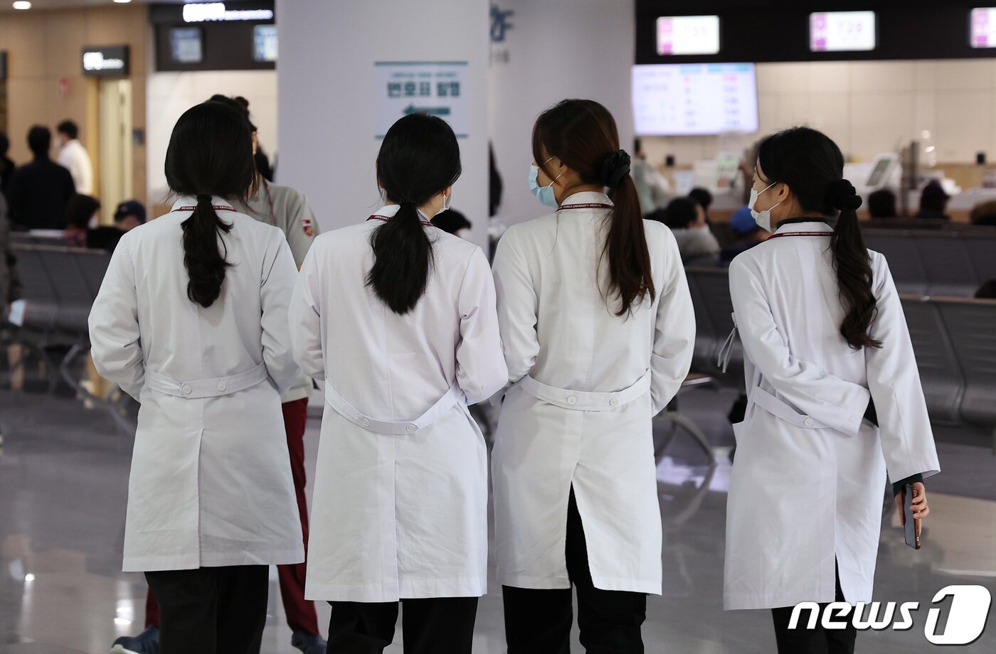 본문 이미지 - 전공의 집단 이탈로 이른바 '빅5'(서울대병원, 세브란스병원, 서울아산병원, 삼성서울병원, 서울성모병원) 대형 병원에 가려던 환자들이 중소형 병원으로 몰리고 있다. 응급 환자수도 30% 급증했다. 22일 서울 시내 한 대학병원에서 의료진이 발걸음을 옮기고 있다. 2024.2.22/뉴스1 ⓒ News1 김성진 기자