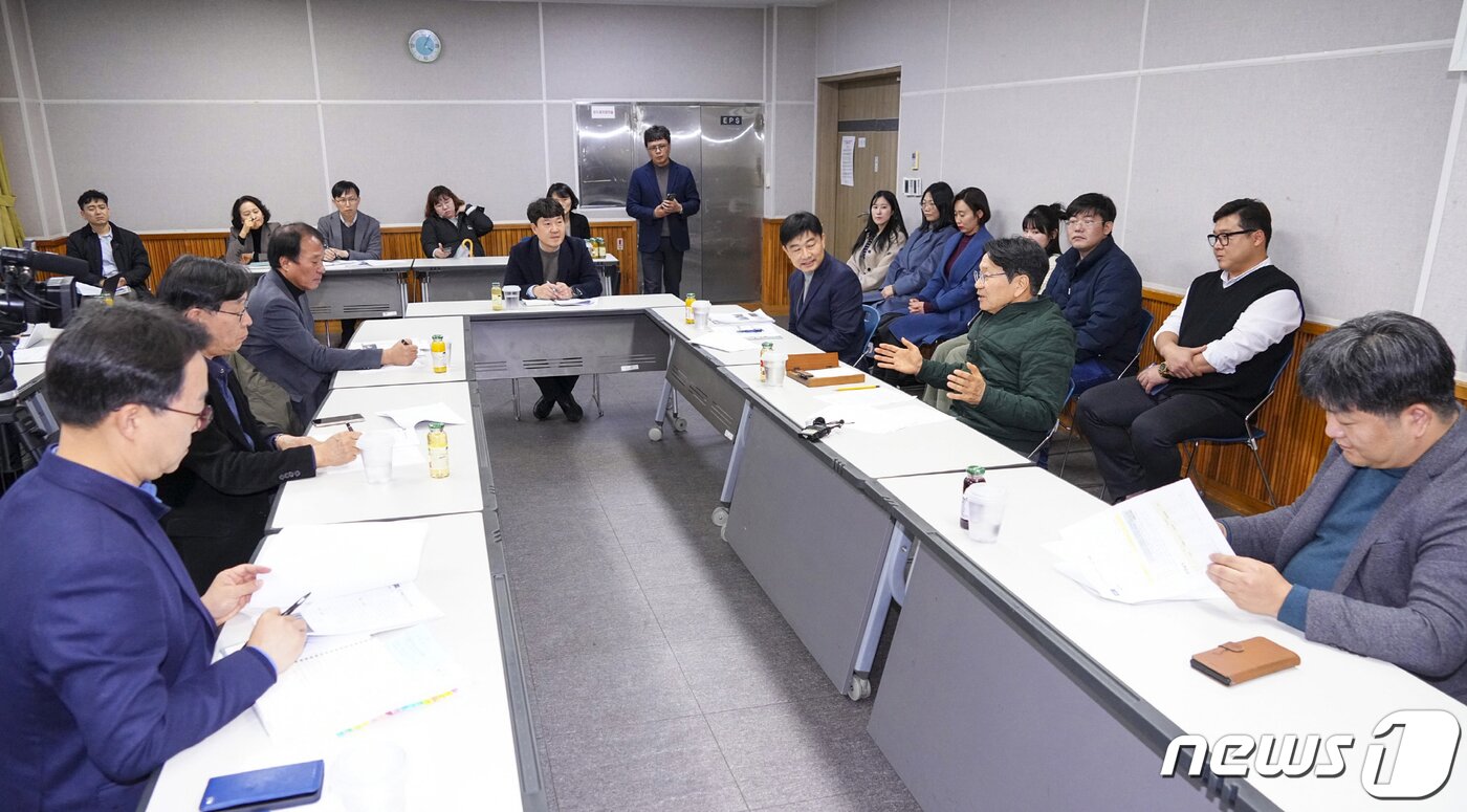 본문 이미지 - 강기정 광주시장이 21일 오후 서구 5‧18민주화운동교육관에서 열린 '제31회 정책소풍'에 참석해 5‧18교육관 활성화 방안 등을 논의하고 있다. (광주시 제공)2024.2.22/뉴스1