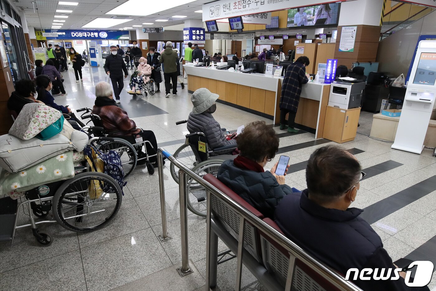 본문 이미지 - 정부의 의대 증원 방침에 반대하는 전공의 집단 진료거부 사태가 사흘째 이어진 22일 대구 시내 한 대학병원에서 환자들이 진료를 기다리고 있다. 2024.2.22/뉴스1 ⓒ News1 공정식 기자