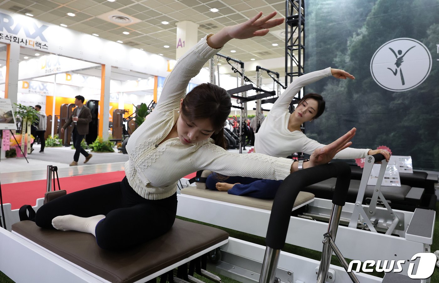 본문 이미지 - 필라테스 동작을 하고 있는 필라테스 강사. /뉴스1 ⓒ News1 김진환 기자