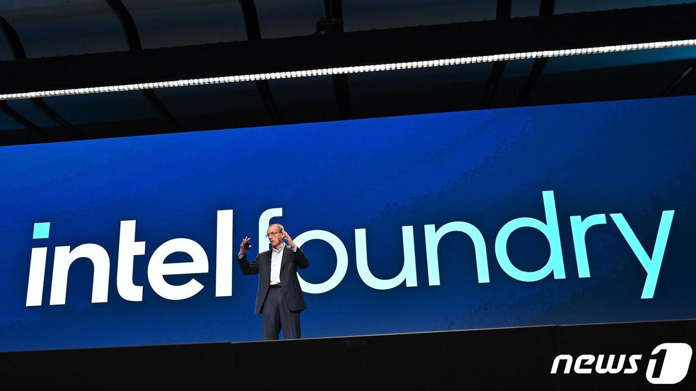 본문 이미지 - 팻 겔싱어 인텔 CEO가 미국 캘리포니아주 새너제이 맥에너리 컨벤션센터에서 IFS(인텔 파운드리 서비스) 다이렉트 커넥트' 행사에서 파운드리 공정 로드맵을 발표하고 있다.(인텔 제공) ⓒ News1 김재현 기자