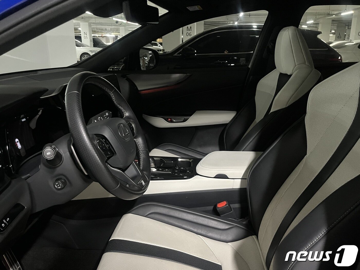 본문 이미지 - 렉서스 'NX 450h+ F 스포츠' 실내 인테리어. ⓒ 뉴스1 배지윤 기자