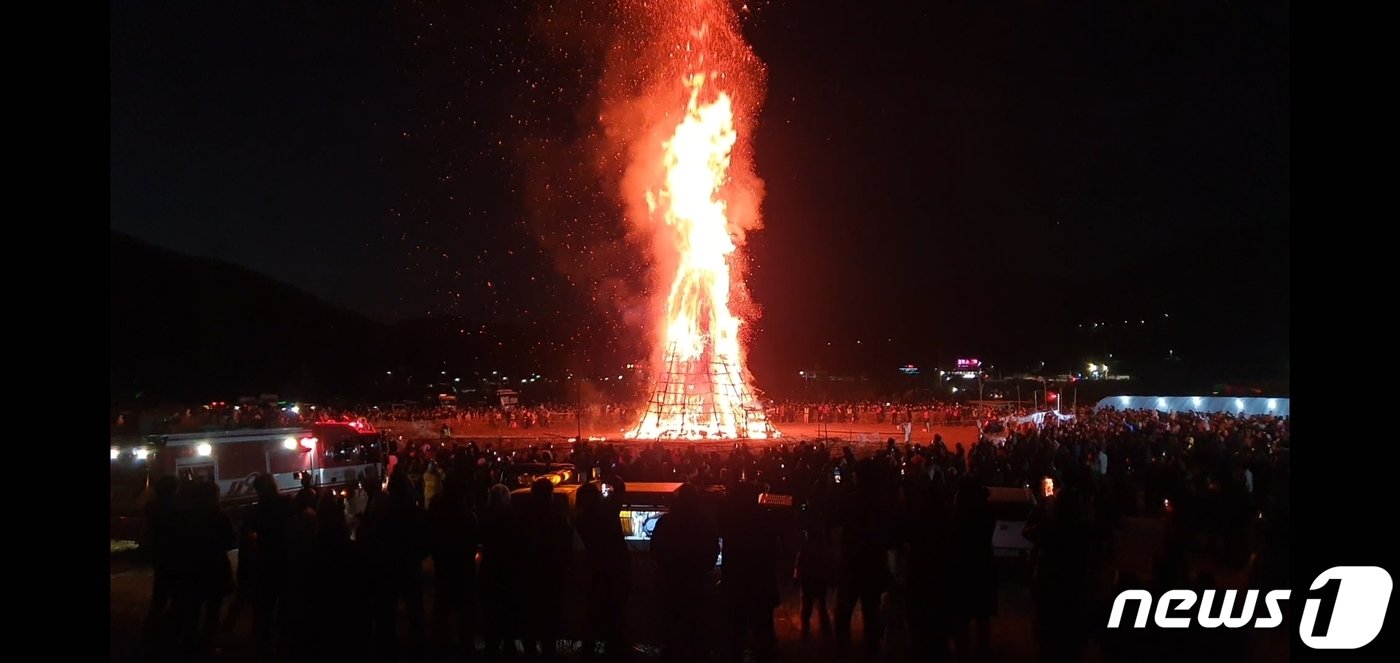 제12회 철마면 정월대보름 달집 행사 모습&#40;기장군청 제공&#41;