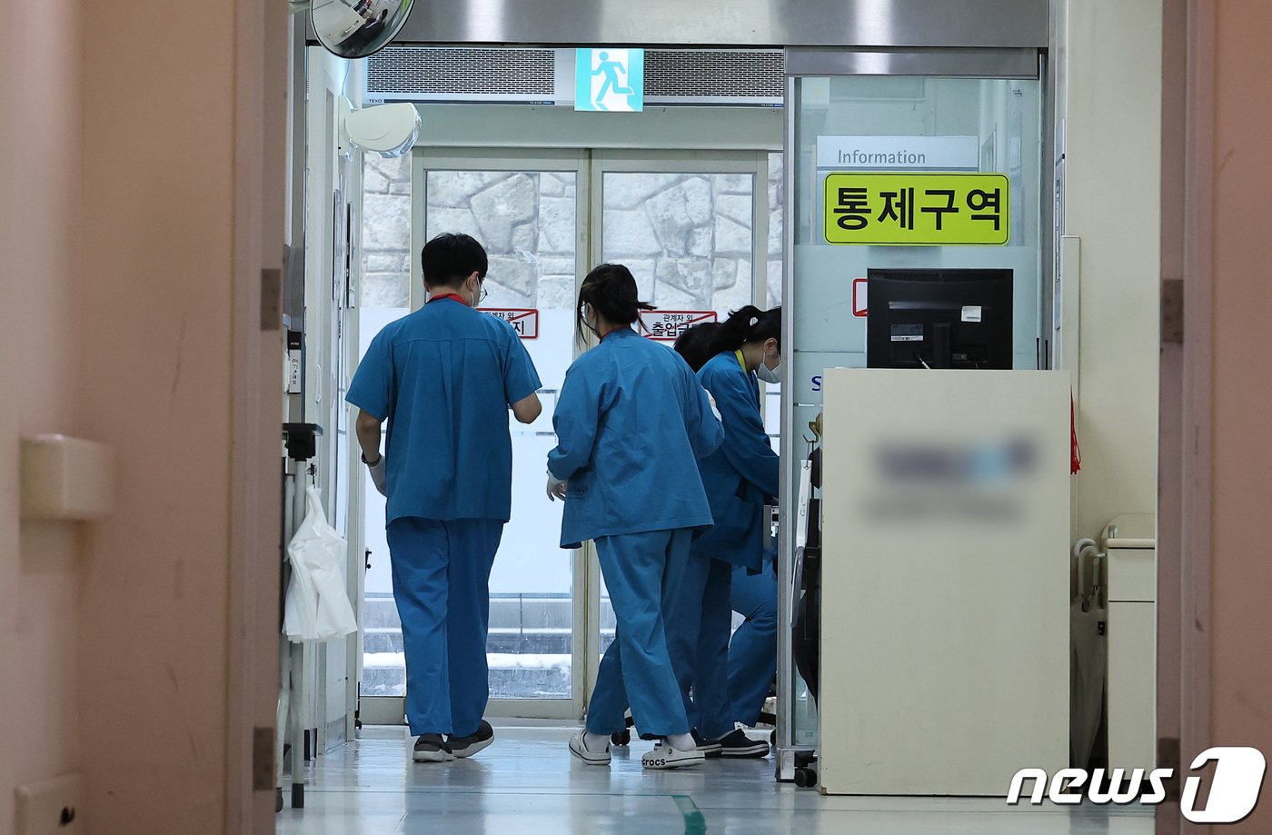 본문 이미지 - 정부의 의대 증원 방침에 반대하는 전공의 집단 진료거부 사태가 사흘째 이어진 22일 서울 시내 한 종합병원 응급의료센터에서 의료진들이 분주히 움직이고 있다. 2024.2.22/뉴스1 ⓒ News1 김성진 기자