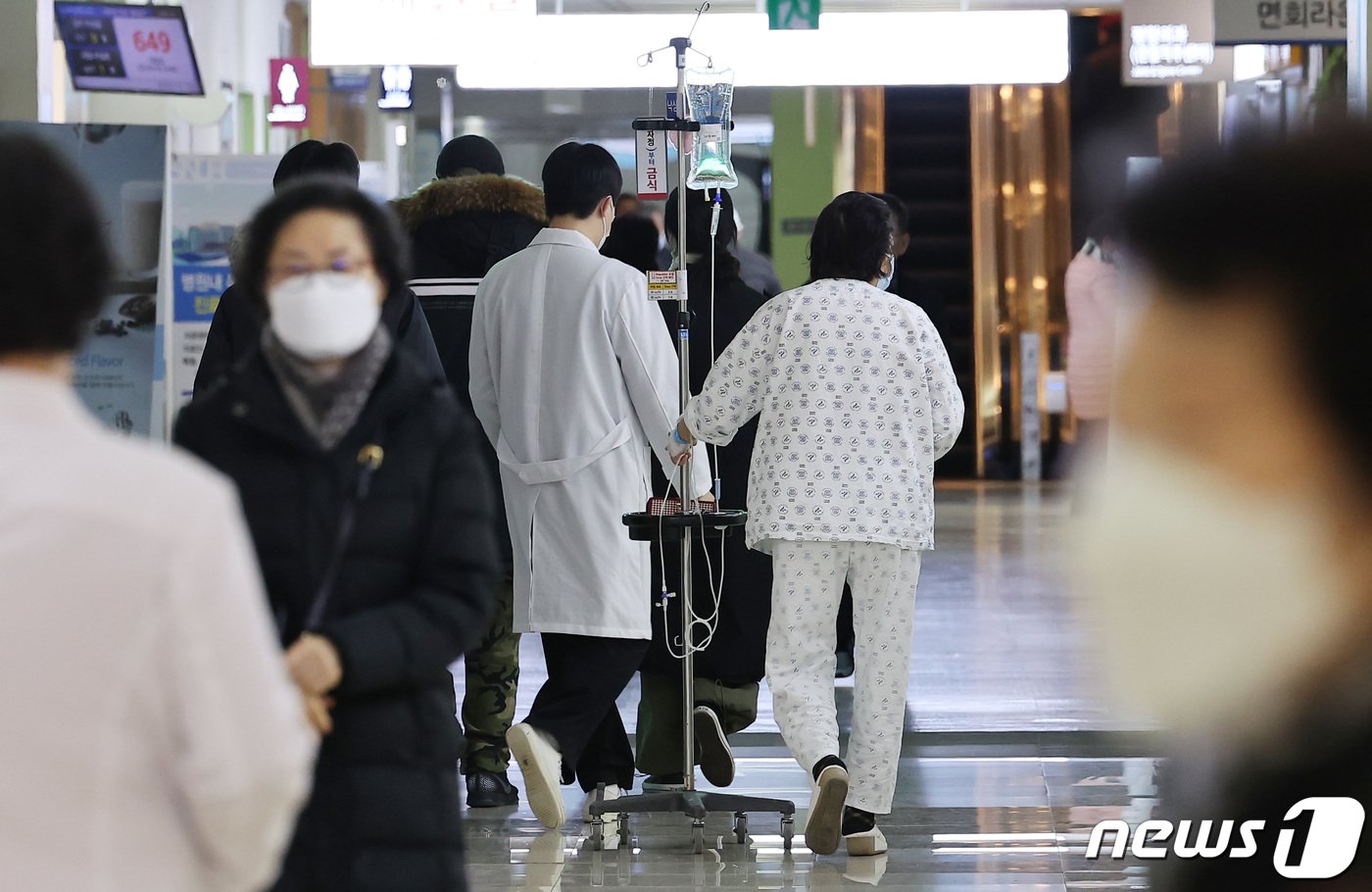 본문 이미지 - 정부의 의대 증원 방침에 반대하는 전공의 집단 진료거부 사태가 사흘째 이어진 22일 서울 동작구 보라매병원에서 의료진과 환자들이 발걸음을 옮기고 있다. 2024.2.22/뉴스1 ⓒ News1 김성진 기자