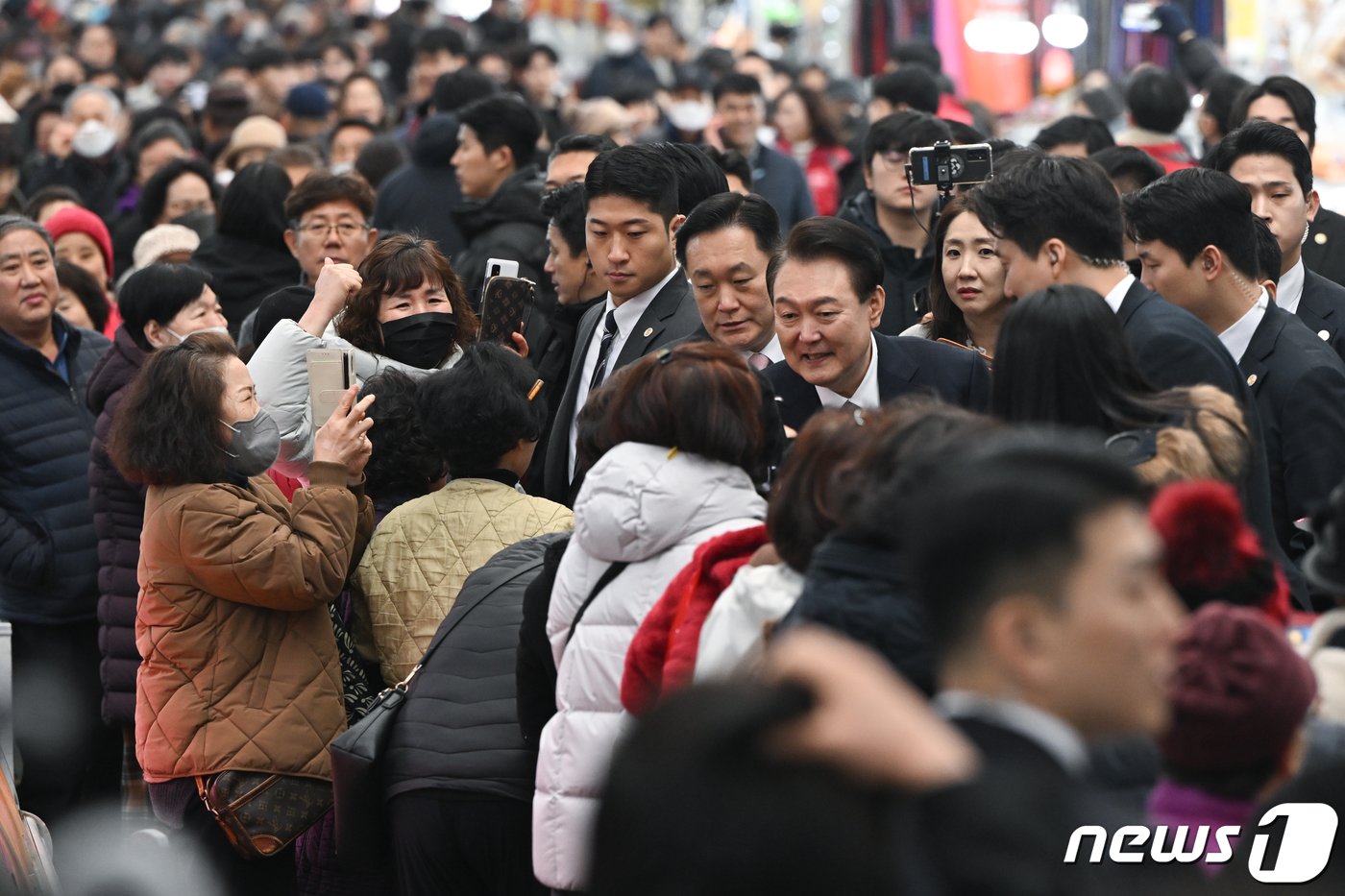 윤석열 대통령이 22일 오후 경남 마산어시장을 찾아 시민들과 인사를 나누고 있다. &#40;대통령실 제공&#41; 2024.2.22/뉴스1 ⓒ News1 안은나 기자