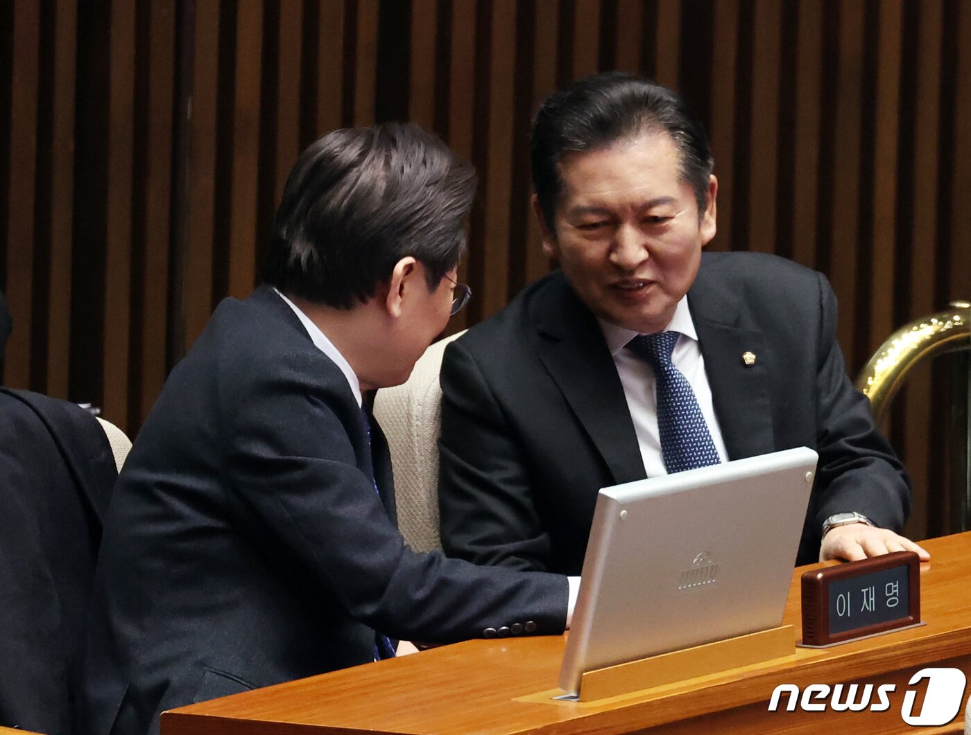 본문 이미지 - 더불어민주당 이재명 대표와 정청래 의원이 22일 오후 서울 여의도 국회에서 열린 제413국회(임시회) 제4차 본회의에서 대화 나누고 있다. 2024.2.22/뉴스1 ⓒ News1 구윤성 기자