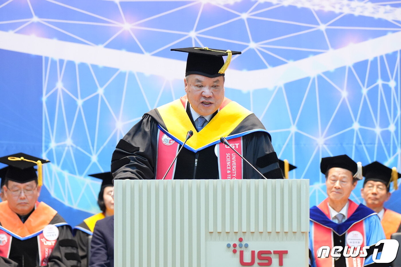 본문 이미지 - 서정진 셀트리온 회장이 제1호 UST 명예박사 학위를 수여받고 소감을 말하고 있다.(UST 제공)/뉴스1
