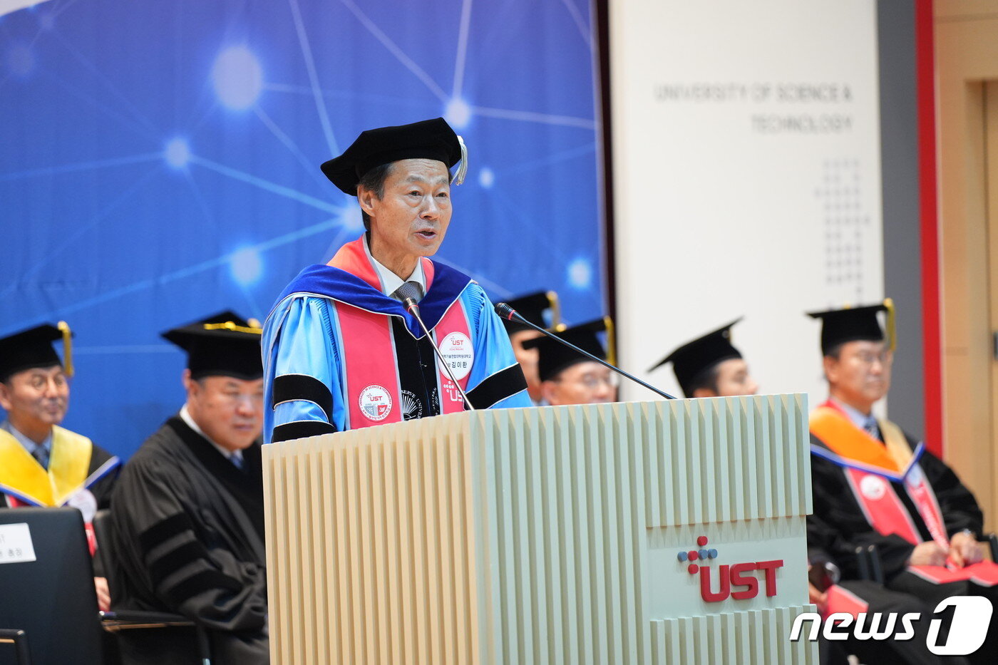 본문 이미지 - 김이환 UST 총장이 2024년 학위수여식에서 식사를 하고 있다.(UST 제공)/뉴스1