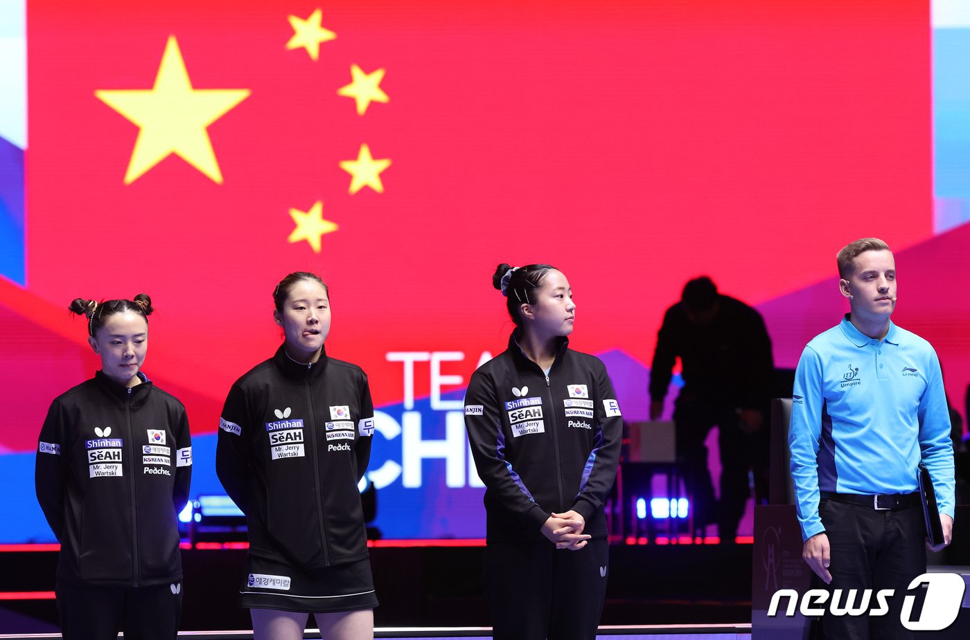 여자대표팀 선수들이 22일 오후 부산 해운대구 벡스코에서 열린 &#39;BNK부산은행 2024 부산세계탁구선수권대회&#39; 여자단체전 8강 대한민국과 중국의 경기를 준비하고 있다. 여자 탁구대표팀은 &#39;만리장성&#39; 중국을 상대로 매치스코어 0대3으로 완패하며 대회를 마무리했다. 2024.2.22/뉴스1 ⓒ News1 이동해 기자