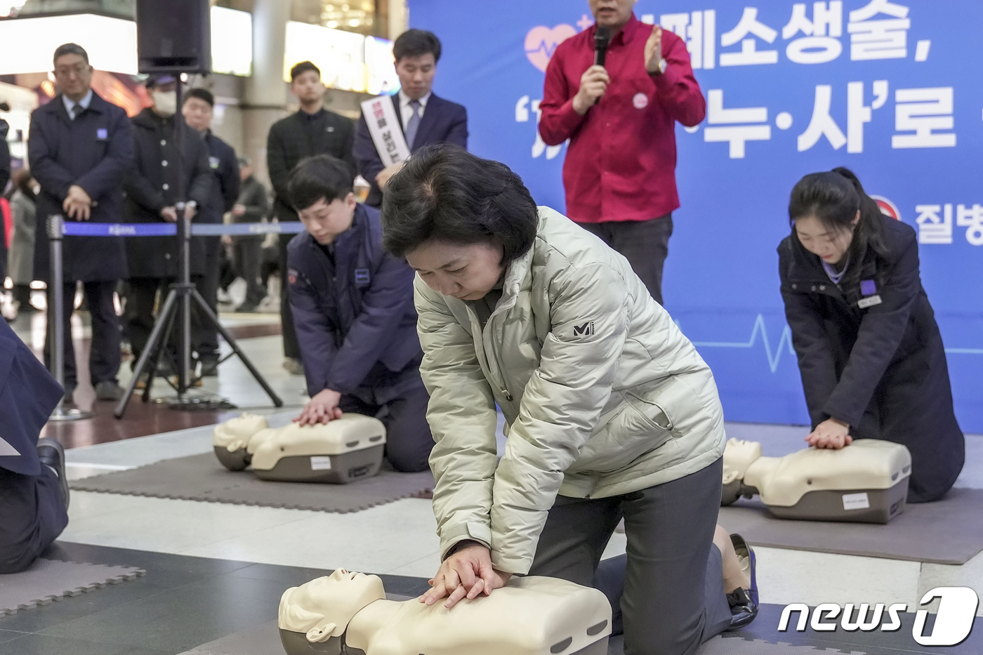 (서울=뉴스1) 민경석 기자 = 지영미 질병관리청장이 22일 서울 용산역에서 열린 심폐소생술 현장 캠페인에 참석해 심폐소생술 실습을 하고 있다.(질병관리청 제공) 2024.2.22 …