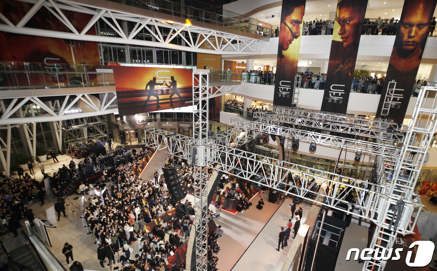 (서울=뉴스1) 권현진 기자 = 22일 서울 영등포구 타임스퀘어에서 열린 '듄: 파트2'(감독 드니 빌뇌브) 레드카펫 행사에 영화 주역들을 보기위한 '듄친자'들로 인산인해를 이루고 …