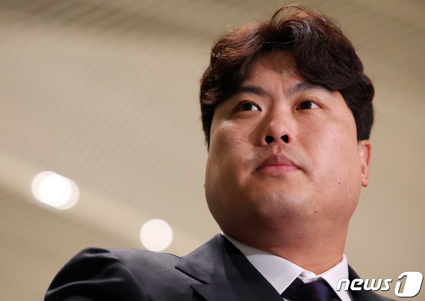 본문 이미지 - 12년 만에 친정팀 한화 이글스로 복귀한 '코리안 몬스터' 류현진이 스프링캠프 합류를 위해 23일 오전 인천국제공항 제2여객터미널을 통해 일본 오키나와로 출국하기 전 취재진과 인터뷰를 하고 있다. 2024.2.23/뉴스1 ⓒ News1 김성진 기자