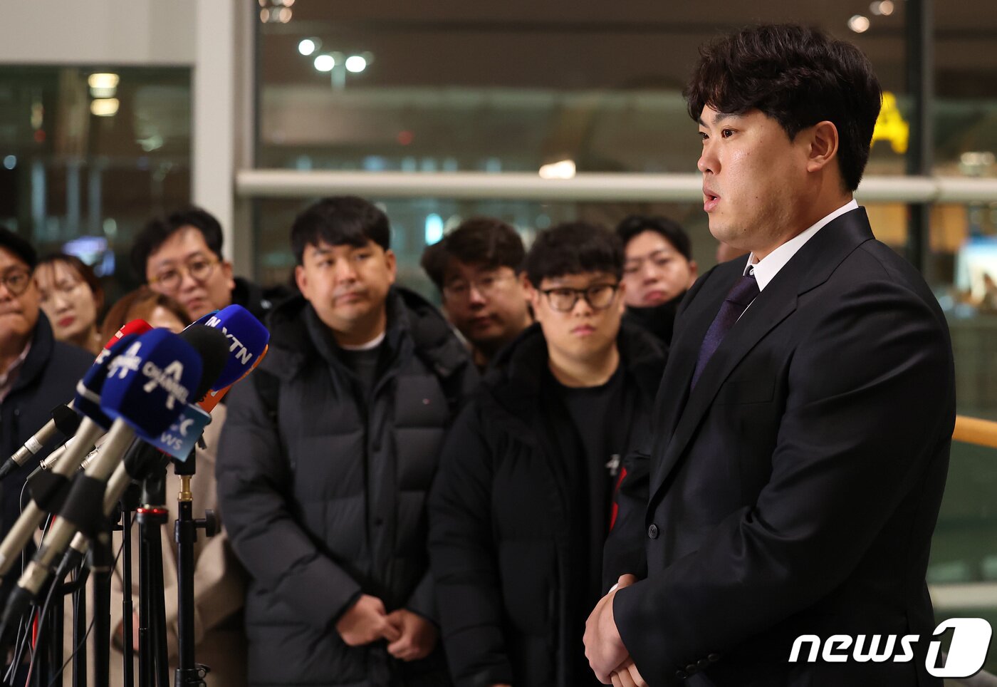 본문 이미지 - 12년 만에 친정팀 한화 이글스로 복귀한 '코리안 몬스터' 류현진이 스프링캠프 합류를 위해 23일 오전 인천국제공항 제2여객터미널을 통해 일본 오키나와로 출국하기 전 취재진과 인터뷰를 하고 있다. 2024.2.23/뉴스1 ⓒ News1 김성진 기자
