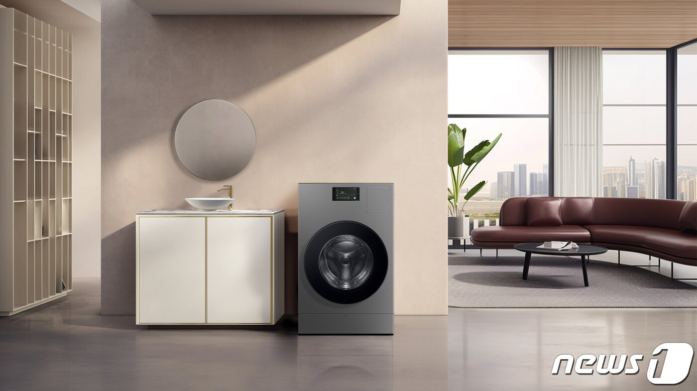 본문 이미지 - 삼성전자가 오는 24일부터 세탁부터 건조까지 한 대로 가능한 '비스포크 AI 콤보'를 판매한다고 23일 밝혔다. 비스포크 AI 콤보는 25kg 용량 드럼 세탁기와 15kg 용량 인버터 히트펌프 건조기를 한 대로 합친 제품이다.  (삼성전자 제공) 2024.2.23/뉴스1