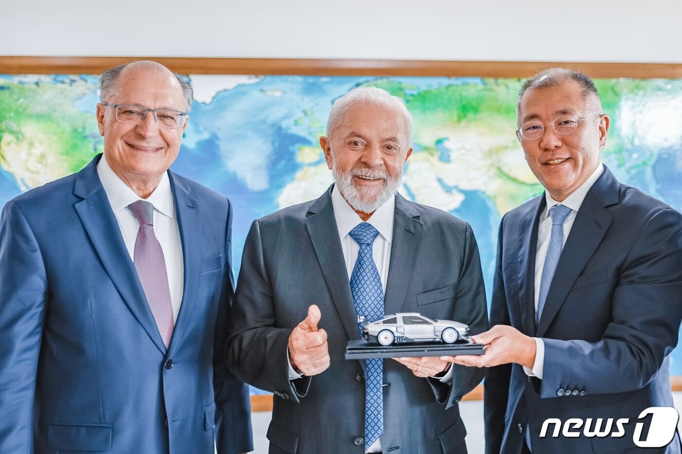 본문 이미지 - 정의선 현대자동차그룹 회장&#40;오른쪽&#41;이 2024년 2월 22일&#40;현지시간&#41; 브라질 브라질리아 대통령 집무실에서 루이스 이나시우 룰라 다 시우바 대통령&#40;가운데&#41;, 제랄도 알크민 부통령과 ‘N 비전 74’&#40;고성능 수소 하이브리드 롤링랩&#41; 모형을 들고 기념 촬영을 하고 있다. &#40;브라질 정부 제공&#41; 2024.2.23/뉴스1