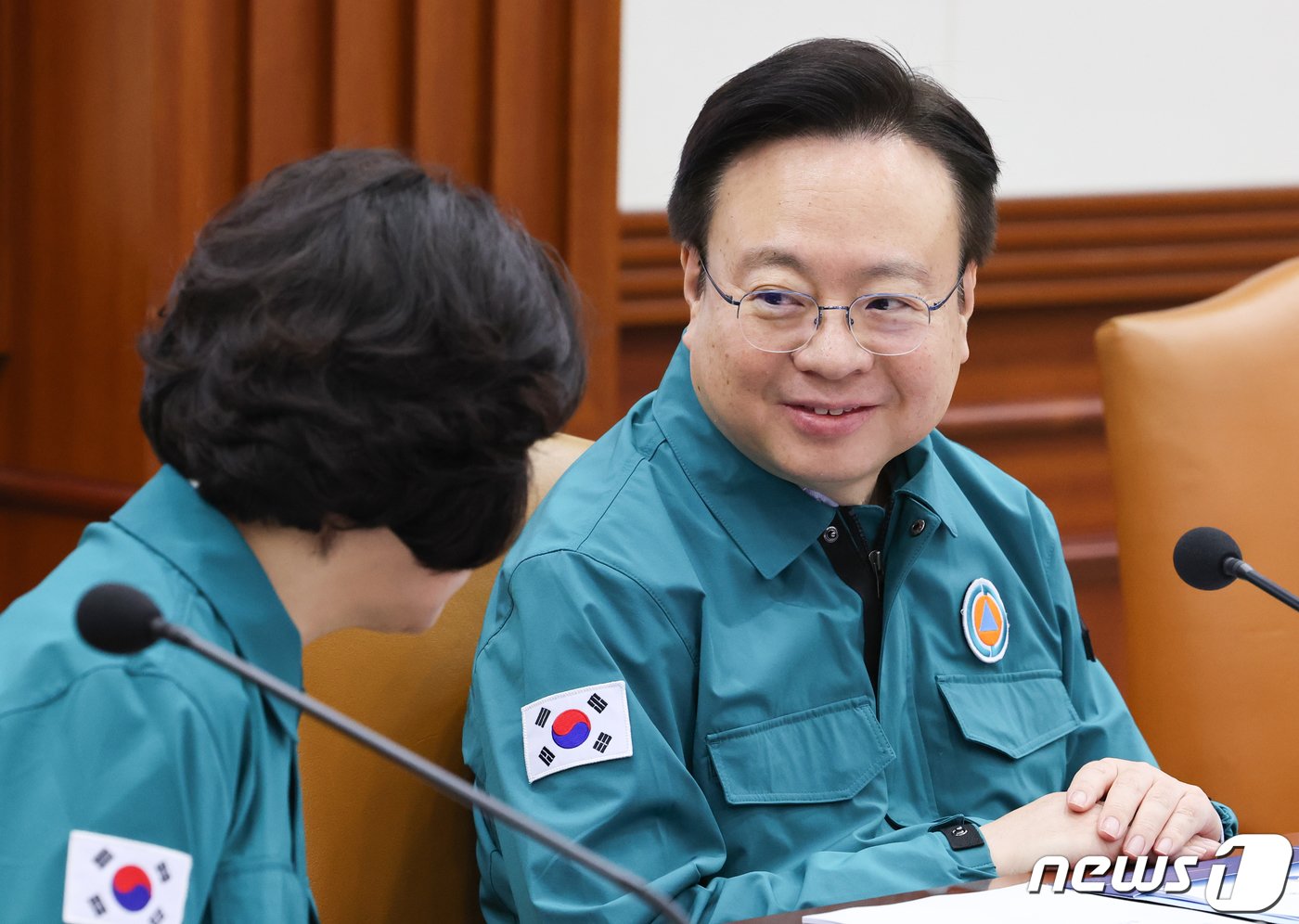 본문 이미지 - 조규홍 보건복지부 장관이 23일 서울 종로구 정부서울청사에서 열린 의사집단행동 중앙재난안전대책본부 회의에서 강정애 국가보훈부 장관과 대화하고 있다. 2024.2.23/뉴스1 ⓒ News1 허경 기자