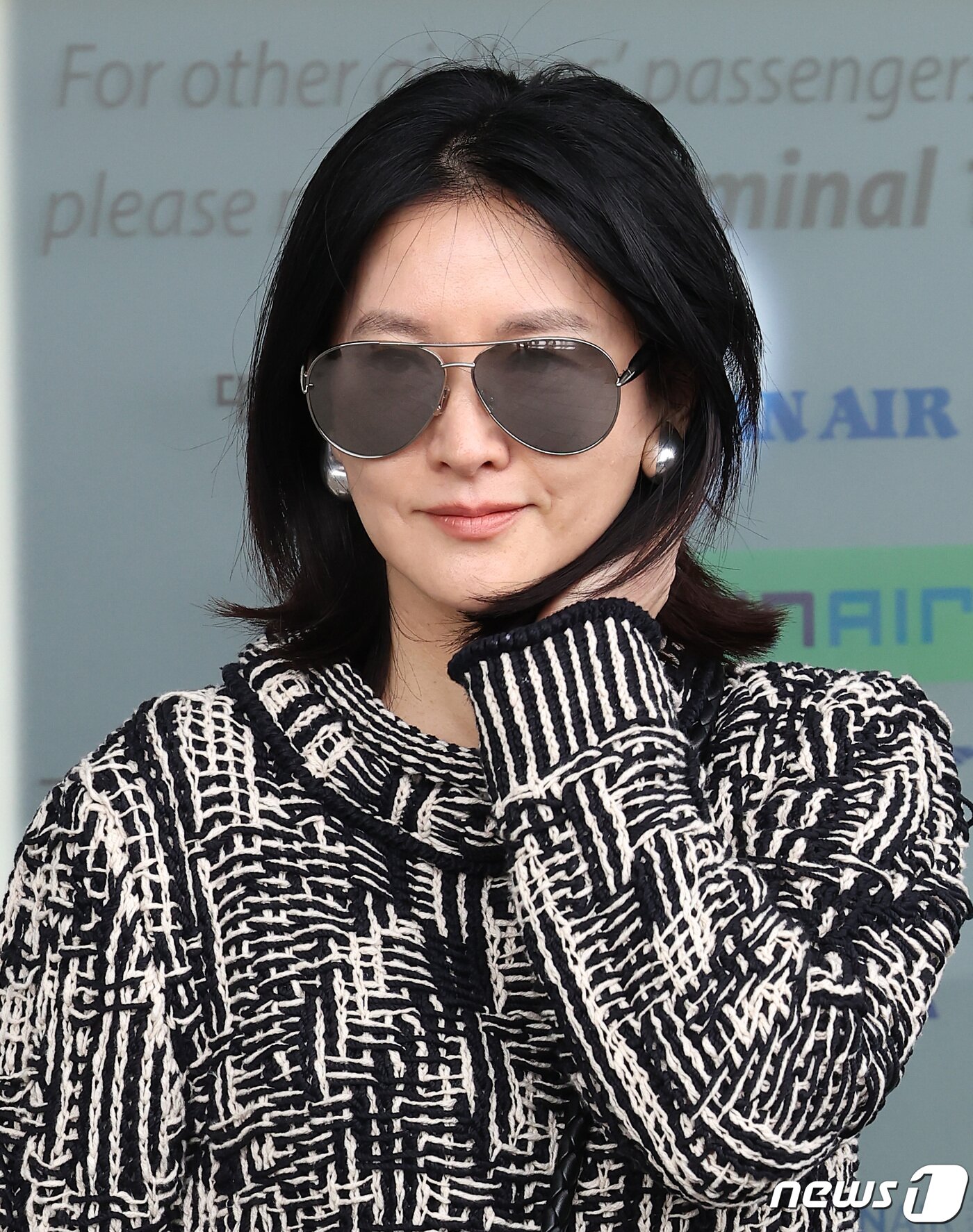 본문 이미지 - 배우 이영애가 보테가 베네타(BOTTEGA VENETA) 24 겨울 컬렉션 쇼 참석을 위해 23일 오전 인천국제공항 제2여객터미널을 통해 이탈리아 밀라노로 출국하기 전 포즈를 취하고 있다. 2024.2.23/뉴스1 ⓒ News1 김성진 기자