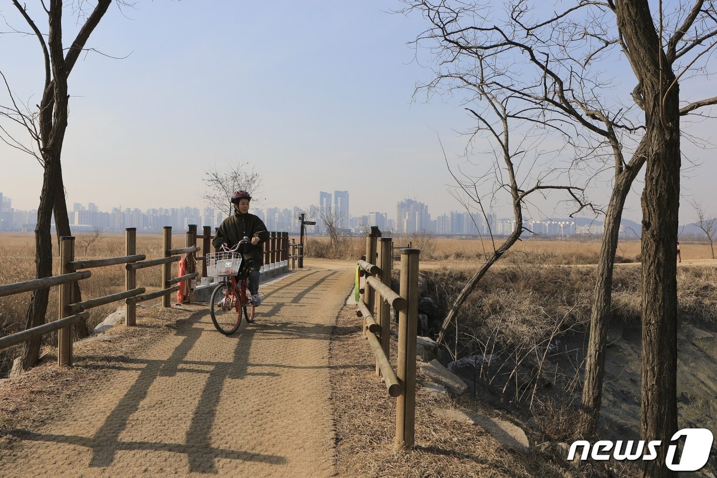 모새달다리 주변까지 자전거로 갈 수 있다&#40;한국관광공사 제공&#41;