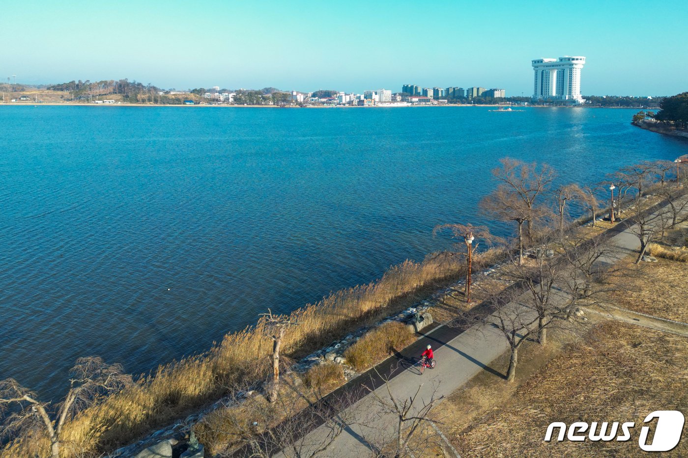 잔잔한 호수와 스카이베이호텔 강릉이 어우러진 풍경&#40;한국관광공사 제공&#41;