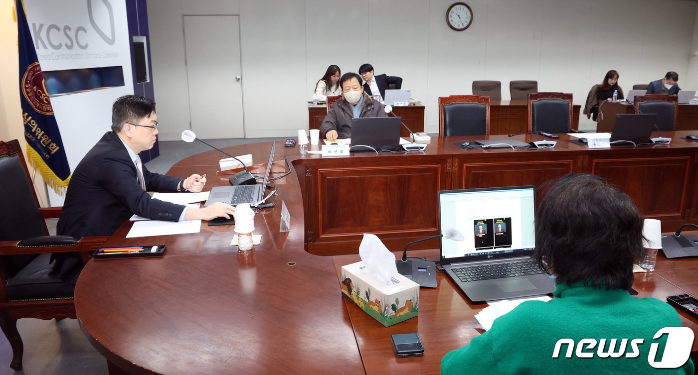 본문 이미지 - 황성욱 방송통신심의위원회 위원장이 23일 오전 서울 양천구 방송통신심의위원회에서 열린 제14차 통신심의소위원회 회의에서 틱톡에 올라온 '가상으로 꾸며본 윤대통령 양심고백' 딥페이크 영상 게시물 관련건을 논의하고 있다. 2024.2.23/뉴스1 ⓒ News1 김명섭 기자