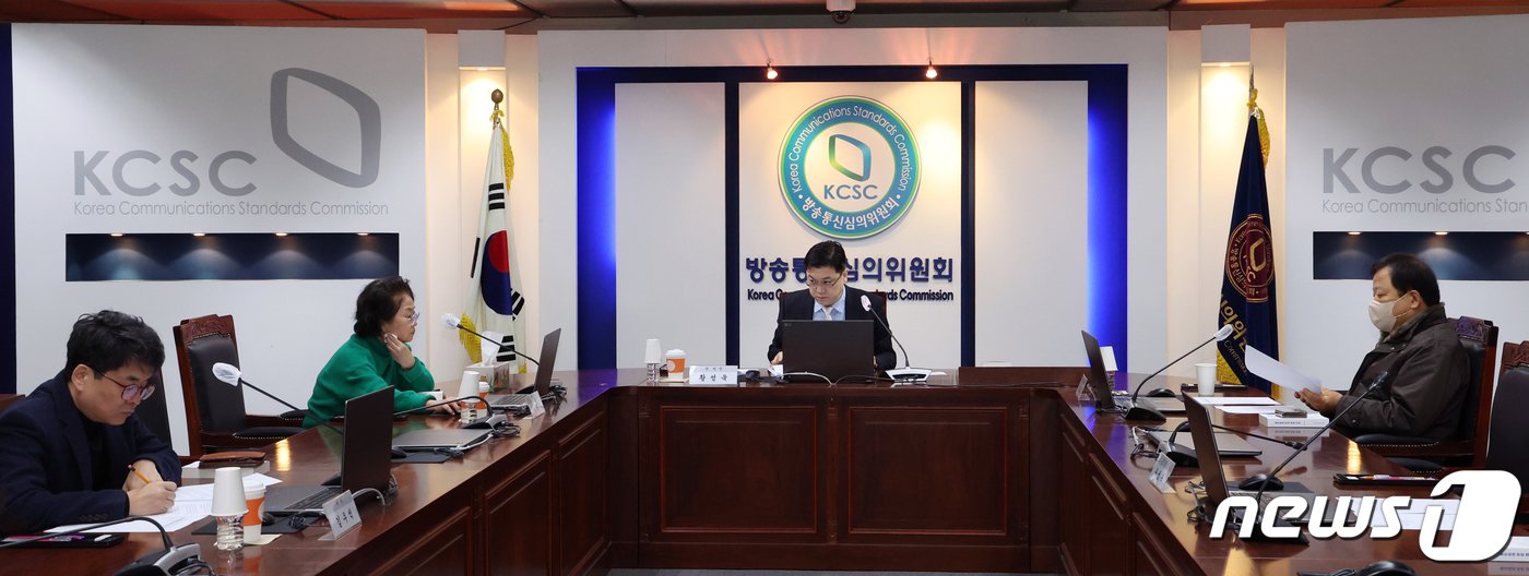 본문 이미지 - 황성욱 방송통신심의위원회 위원장과 위원들이 23일 오전 서울 양천구 방송통신심의위원회에서 열린 제14차 통신심의소위원회 회의에서 틱톡에 올라온 '가상으로 꾸며본 윤대통령 양심고백' 딥페이크 영상 게시물 관련건을 논의하고 있다. 2024.2.23/뉴스1 ⓒ News1 김명섭 기자
