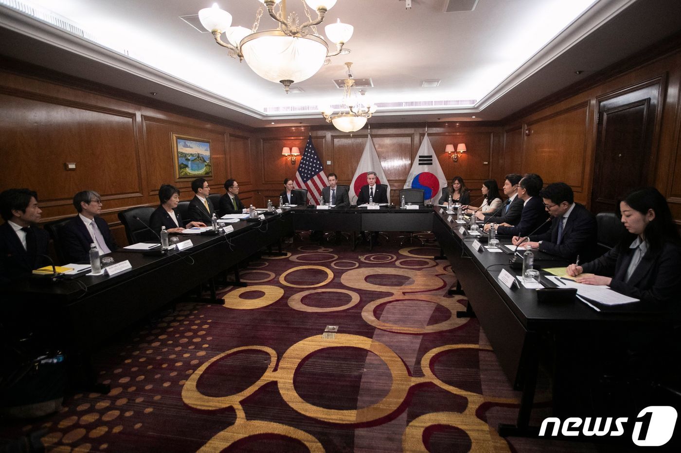 본문 이미지 - 조태열 외교부 장관이 22일(현지시간) 브라질 리우데자네이루에서 열린 G20 외교장관 회의 중 토니 블링컨 미국 국무장관, 가미카와 요코 일본 외무상과 회담을 하고 있다. 2024.02.23 ⓒ AFP=뉴스1 ⓒ News1 우동명 기자