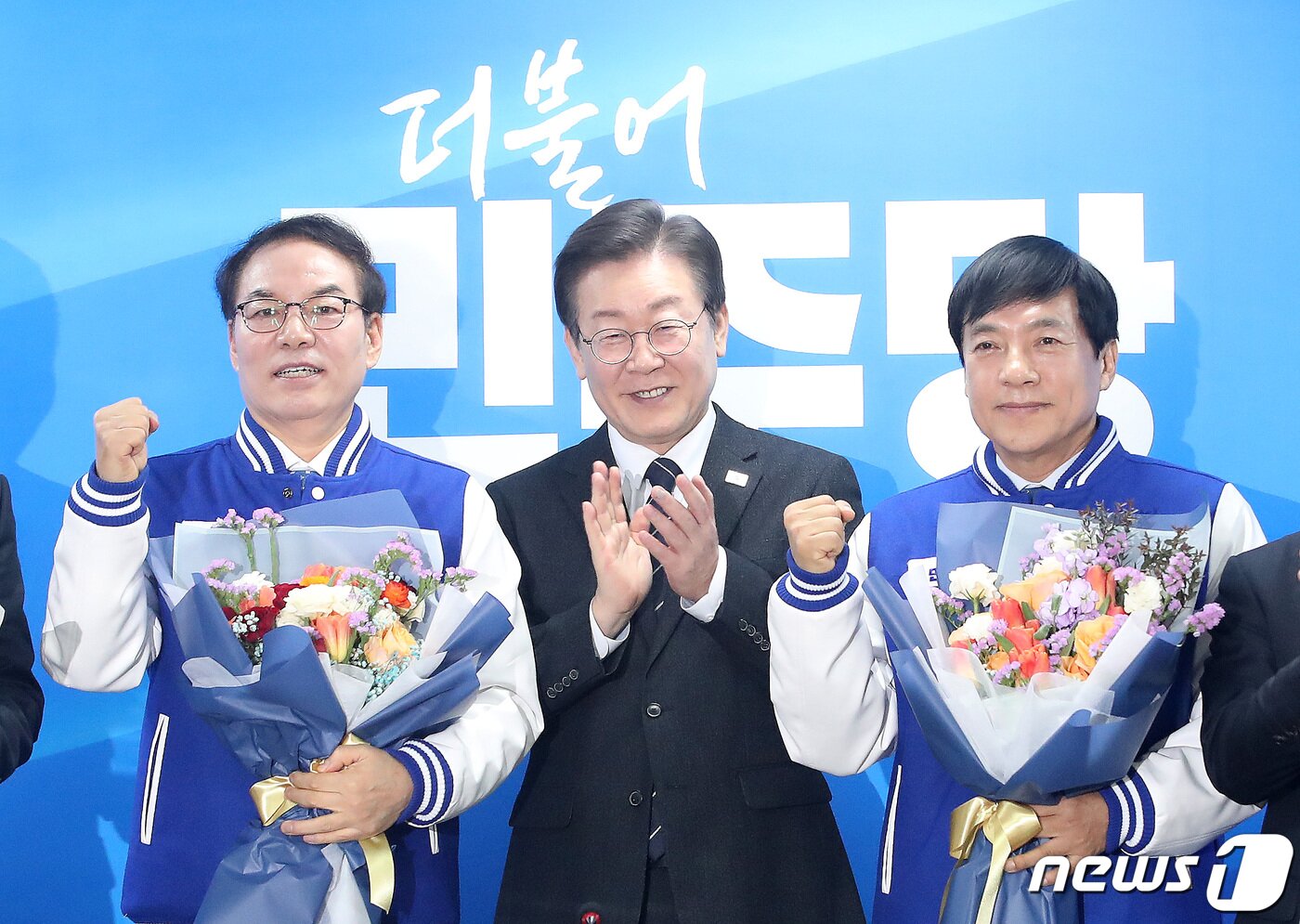 본문 이미지 - 이재명 더불어민주당 대표 및 의원들이 23일 오전 서울 여의도 민주당 중앙당사에서 열린 더불어민주당 26·27차 인재영입식에서 이성윤 前 서울중앙지검장, 정한중 한국외국어대학교 법학전문대학원 교수와 기념촬영을 하고 있다. 2024.2.23/뉴스1 ⓒ News1 임세영 기자