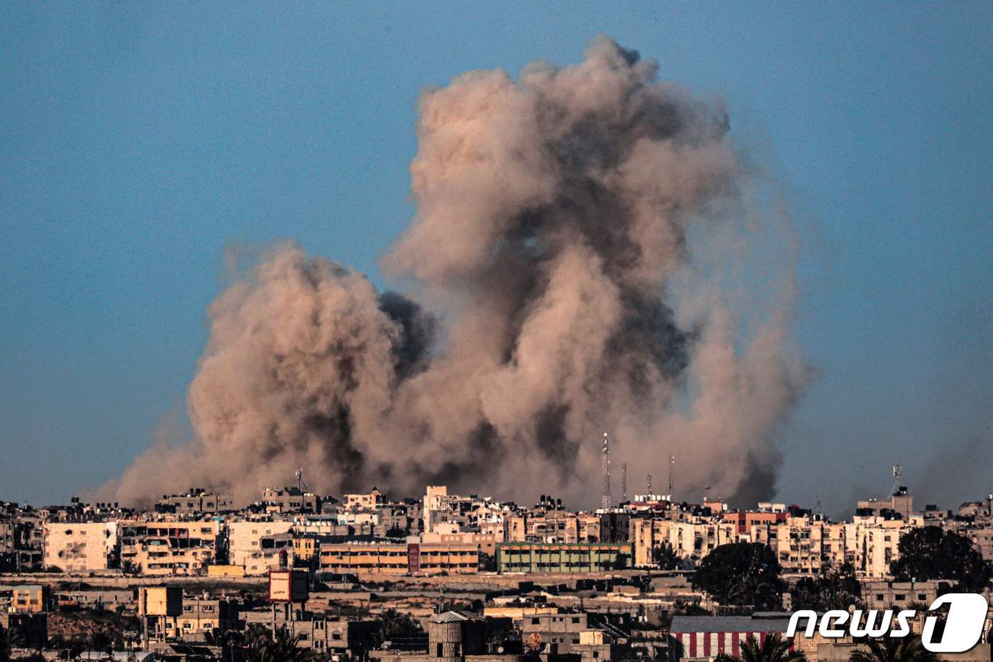 본문 이미지 - 22일(현지시간) 팔레스타인 무장 정파 하마스와 전쟁 중인 이스라엘 군의 포격을 받은 가자 지구의 라파에서 연기가 솟아 오르고 있다. 2024.02.23 ⓒ AFP=뉴스1 ⓒ News1 우동명 기자