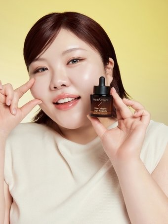 본문 이미지 - 뷰티 크리에이터 '홀리'와 메디앤서 '비타 콜라겐 로직 앰플'(삼양사 제공)